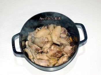 step2: 鍋裡放入麻油及老薑,用小火慢慢煸香,依序放入切塊的雞肉翻炒上色