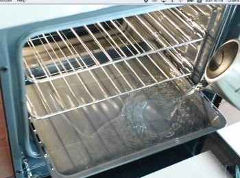 step9: 把焗爐預熱至250度C，然後在最下層放一個盤，注入熱水，然後放入麵糰，焗爐約20至25分鐘，焗到一半時間，如表面太深色，可調低溫度至200度