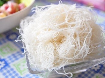 step2: 再次強調是100%純米米粉，而且是熟成米粉，可以泡軟後直接吃喔!無論泡冷水、溫水皆可，而且不用泡很久呦!