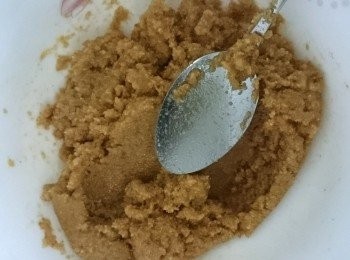 step1: 以慢火融化牛油。粉碎餅乾，以形成細屑，並加入到融化的牛油。混合牛油和餅乾屑後，將混合物倒入烤盤的底部，並按壓平坦結實做成蛋糕餅底。