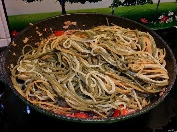 step6: 之後放入意粉，一起炒勻又兜勻幾下，加埋其餘的調味料去炒，炒到乾身又香，熄爐火，可以試吓味道(但不要太鹹的味道，因要預留番最後，要加芝士去焗的鹹香味道呀)。