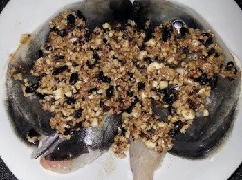 step3: 然後把混合好的蒜蓉豆豉先鋪上魚頭