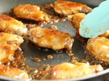 step9: <a href="https://bit.ly/3zHU5V3" target="_blank" data-keyword="雞翼" class="guide-link"><strong>雞翼</strong></a> <span style="display:inline-block;vertical-align:middle;margin-top:-3px;color:initial;border-radius:3px;padding:2px 3px;font-size:12px;line-height:14px;background:#87d300;color:#fff;">即買</span> 回鑊，讓<a href="https://bit.ly/3zHU5V3" target="_blank" data-keyword="雞翼" class="guide-link"><strong>雞翼</strong></a> <span style="display:inline-block;vertical-align:middle;margin-top:-3px;color:initial;border-radius:3px;padding:2px 3px;font-size:12px;line-height:14px;background:#87d300;color:#fff;">即買</span> 都沾上醬汁，煮至醬汁變濃稠後上碟。