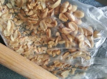 step1: 餡料做法:1-將花生放入光波爐用高架或焗爐用180c焗約8-10分鐘取出去衣盅碎,2-白芝士洗淨後用白鑊炒香待涼,將以上材料加入砂糖.椰茸拌勻備用