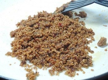 step7: 鍋子熱後，下一大匙油，然後把剛剛拌好的<span class="group_2">豆酥</span>下鍋炒