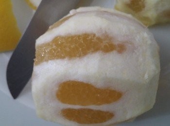 step1: 先將水加熱後落白糖煮溶白糖,然後攤凍糖水備用。
檸檬先削皮,用慢磨機榨檸檬汁約兩個檸檬。