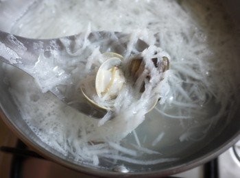 step3: 放入蛤蜊再次煮到沸騰.加入烹大師干貝風味、鹽、米酒調味,熄火後再加入香油即可上桌.