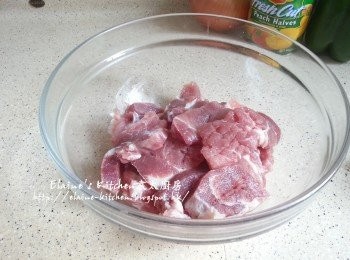 step1: 豬扒肉解凍用刀背拍鬆兩面後切件放入大碗內