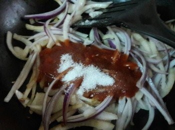 step10: 再加入 5大匙蕃茄醬 , 2匙糖 , 1茶匙黑醋 , 水1杯 , 把醬汁煮開