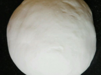 step1: 麵粉加酵母、水，少許糖揉至光滑，發酵。