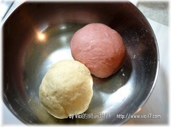 step3: 3 揉好放入鋼盆裡，蓋上濕布，發酵20分鐘