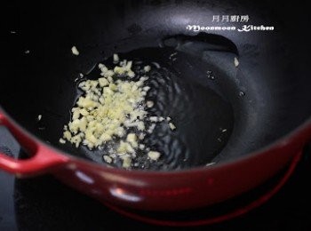 step3: 起鑊，下油先爆香蒜茸，加入豬紅兜勻。