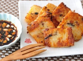 step12: 放入煎鍋中香煎，煎出自己喜愛的焦度，再加上少許的醬汁就可以享受美味蘿蔔糕囉!