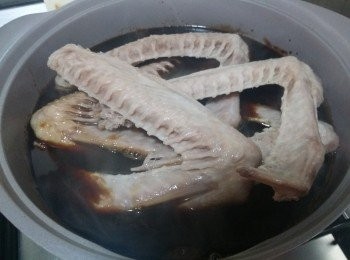 step3: 煲鹵汁放入鵝翼，中火炆30分鐘焗30分鐘。