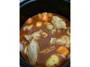 step5: 所有<span class="group_1">食材</span>都炒勻之後就把300ml的水倒進去，水滾之後再試一試味道，覺得不夠咸再把多餘的<span class="group_2">醬料</span>倒進去，蓋上蓋子，大火15分鐘，過程中要拌炒免得燒焦，之後15分鐘中火煮至汁變得濃稠就可以了