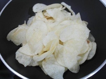 step4: 取一平底鍋~~~把洋芋片倒入!! 用中小火拌炒~~~不要太大力不然餅乾會碎掉!!