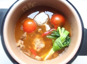 step9: 最後加入適量的高湯或水,水量超過<span class="group_1">食材</span>高度即可。蓋上鍋蓋,選擇"牛肉"功能鍵做燉煮。(我是使用電子萬用壓力鍋),如使用一般電鍋或大同電鍋,外鍋放1.5杯的水,煮好跳起再燜10分鐘即可。燉煮時間可依個人喜愛的熟度做調整。