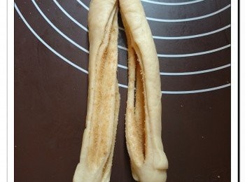 step6: 把麵團由中間切開, 切面向上, 再扭成一條放入紙模。