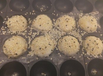 step4: 再次加入熱水撒上芝麻後再轉動一下,需要驗查芝麻是否均勻痴上表面,如覺得湯丸某部份表面未能痴上芝麻.請從覆加水撒芝麻,但水份不用太多。