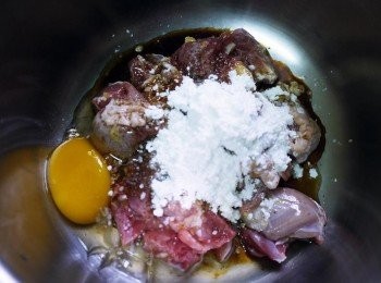 step3: 放入所有<span class="group_4">醃料</span>醃製10分鐘。