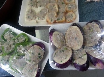 step1: 今次是買了三盒各款已經釀入鯪魚肉的現成豆腐類及菜類,只是$36元就可以煮到一大碟,都唔錯呀!
亦可以自已買鯪魚肉,釀入喜愛的材料去做這款餸