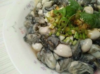 step3: 放入澎湖石蚵【澎湖野生水產】(且注意不能汆燙過久，以免澎湖野生石蚵肉質變小顆，而影響口感)；