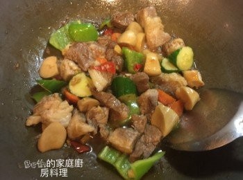 step4: 加入青椒、小黃瓜、去籽紅辣椒拌炒，盛盤時加入香菜即可