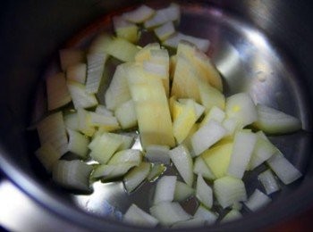 step3: 3.起一個深的湯鍋，入橄欖油，將洋蔥切小塊，冷 鍋冷油，中火拌炒。(洋蔥一顆)