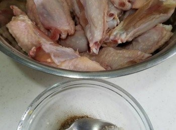 step1: 洗淨<a href="https://bit.ly/3zHU5V3" target="_blank" data-keyword="雞翼" class="guide-link"><strong>雞翼</strong></a> <span style="display:inline-block;vertical-align:middle;margin-top:-3px;color:initial;border-radius:3px;padding:2px 3px;font-size:12px;line-height:14px;background:#87d300;color:#fff;">即買</span> ，將<a href="https://bit.ly/3zHU5V3" target="_blank" data-keyword="雞翼" class="guide-link"><strong>雞翼</strong></a> <span style="display:inline-block;vertical-align:middle;margin-top:-3px;color:initial;border-radius:3px;padding:2px 3px;font-size:12px;line-height:14px;background:#87d300;color:#fff;">即買</span> 中間切間成兩邊。一來更入味同易食好多?