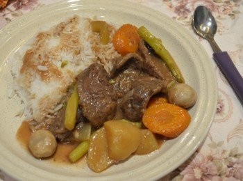 step11: 煮好的紅酒蔬菜牛腱用來配飯非常美味。