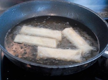 step6: 把油燒熱，將春卷炸至金黃色即成！