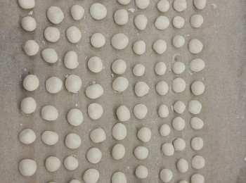 step2: 將粉團搓成細細粒約150粒,用一煲熱水煮小丸子。另一煲加入自己需要的碗數(最多五碗水),再加入兩舊冰糖(size約打麻雀的牌子),將冰糖煮溶加入杞子煮一陣後備用。