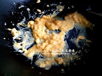 step5: 燒紅鑊 , 將蛋液放入鑊中炒至半凝固