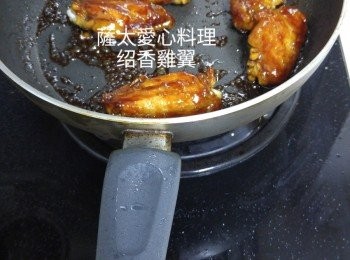 step3: 倒入<a href="https://bit.ly/3zHU5V3" target="_blank" data-keyword="雞翼" class="guide-link"><strong>雞翼</strong></a> <span style="display:inline-block;vertical-align:middle;margin-top:-3px;color:initial;border-radius:3px;padding:2px 3px;font-size:12px;line-height:14px;background:#87d300;color:#fff;">即買</span> ，炒至乾身上碟。