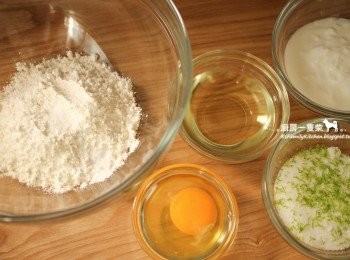 step1: 開烤箱預熱至180度C（約356度F)。<span class="group_1">材料(a)</span>混合過篩。