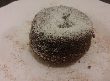 step4: 預熱焗爐,焗杯倒入朱古力麵漿約8分滿,用180度焗8分鐘即可,用刀在焗杯側面出心太軟,最後面上撒上糖粉即成。