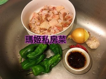 step1: <a href="https://bit.ly/3zHU5V3" target="_blank" data-keyword="雞翼" class="guide-link"><strong>雞翼</strong></a> <span style="display:inline-block;vertical-align:middle;margin-top:-3px;color:initial;border-radius:3px;padding:2px 3px;font-size:12px;line-height:14px;background:#87d300;color:#fff;">即買</span> 👉🏻洗乾淨斬半（因為咁樣嘅話可以快啲入味）👉🏻抹乾水份 👉🏻用生粉 小許油 生抽 米酒 糖 胡椒粉醃 （（最少醃15mins以上））