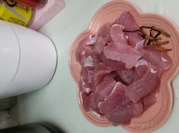 step1: 瘦肉清洗後切細及出水約5分鐘，撈起洗淨。待用