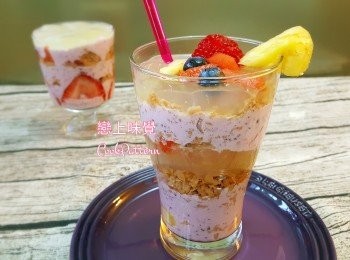 step7: 最後將檸香米粒放在杯面，再以鮮果作裝飾即可。