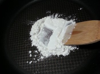 step11: 此時可以炒定3湯匙糯米粉炒熟,用白鑊將糯米粉用慢火炒熟,放涼待用(炒到粉熱即可)
