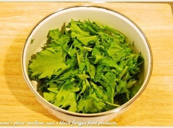 step2: 水菜洗淨後，分切成段，直接放入大碗中。
