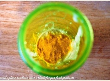 step3: 將薑黃粉、鮮奶與蜂蜜倒入至果汁機中，打成均勻混合狀即可。