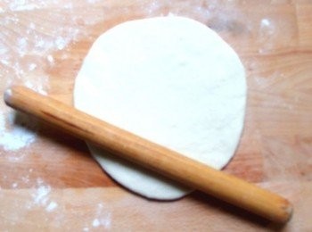 step12: 用手或桿麵棍將麵糰桿成圓形。