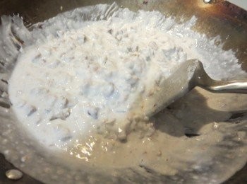 step5: 馬上加入鍋中鏟至稠結，下<span class="group_3">調味料</span>拌勻。