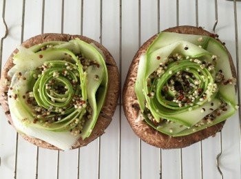 step3: 西葫蘆花放上大啡菇內，上面加藜麥，放上烤架。