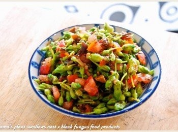 step4: 適量放入黑胡椒與羅勒葉，將所有<span class="group_1">食材</span>一同拌勻後，即可盛盤享用。