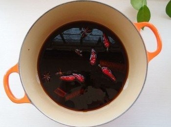step4: 薑片煸香後,加入剩餘的芝麻香油及醬油和糖,八角及肉桂和辣椒也一併加入醬汁裡。喜歡辣的可多放一些辣椒。