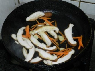 step4: 起一油鍋，入蒜片爆香，再下香菇與紅蘿蔔