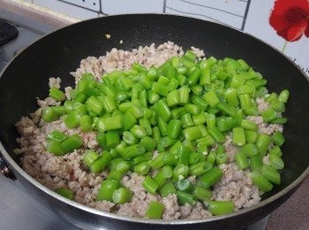 step4: 下四季豆兜勻，灒酒略炒