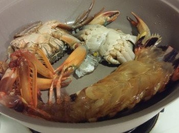 step1: 先預熱油將海鮮兩面煎一煎後,殼面放下加兩湯匙鹽,每面焗五分鐘後,熄火再焗兩分鐘即成。